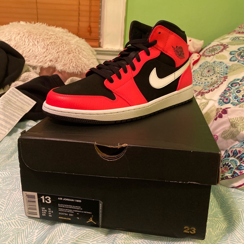 Air Jordan 1 Mid Black Infrared